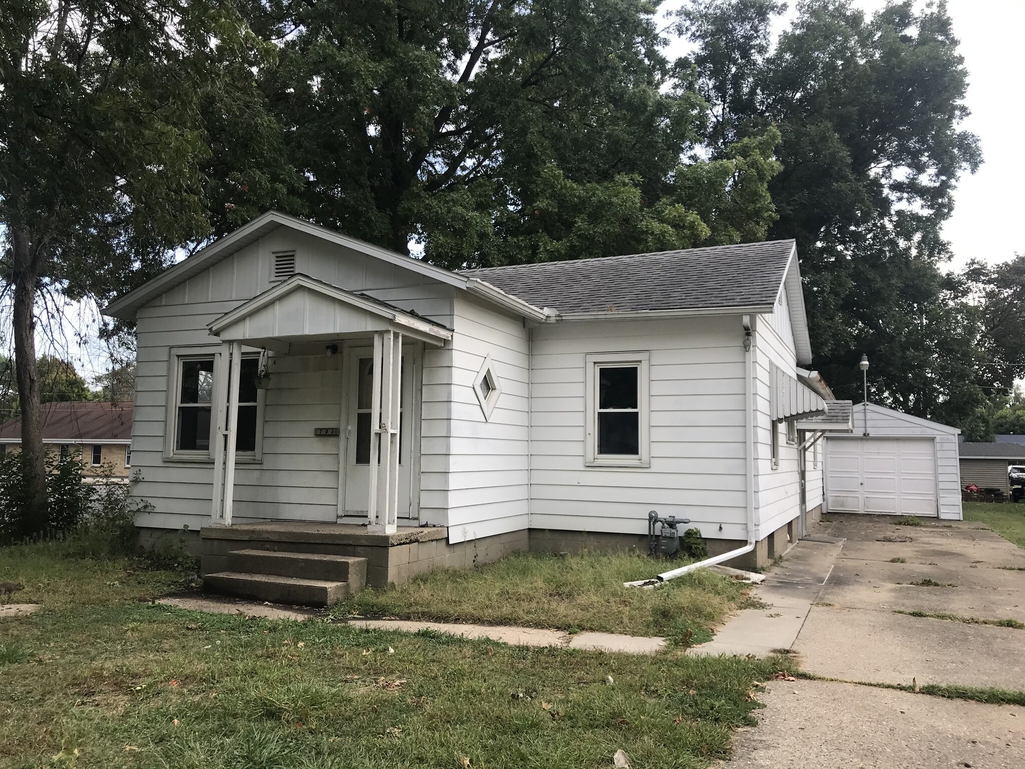 Building Photo - 703 12th St