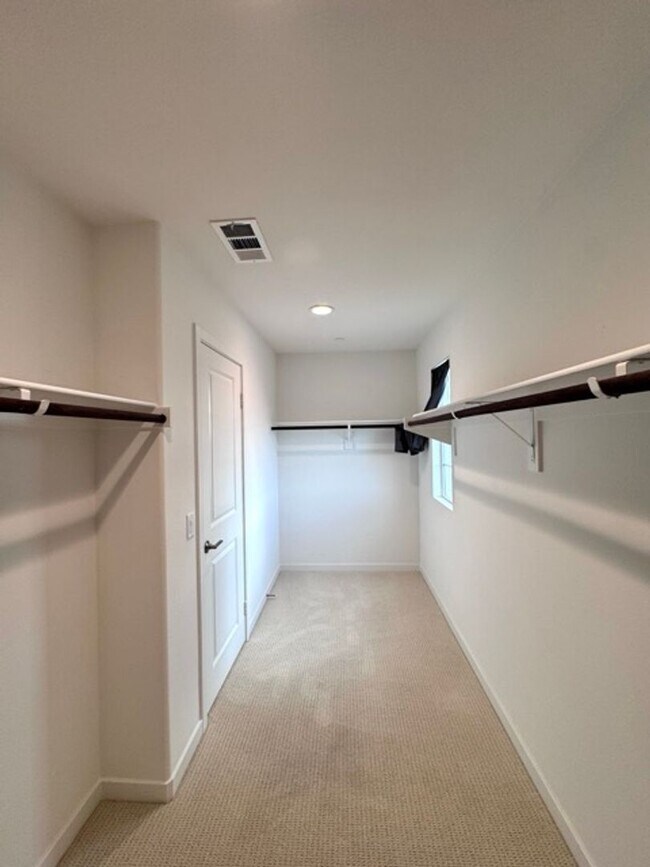 Building Photo - Spacious 4 Bedroom Home for Lease in Winch...