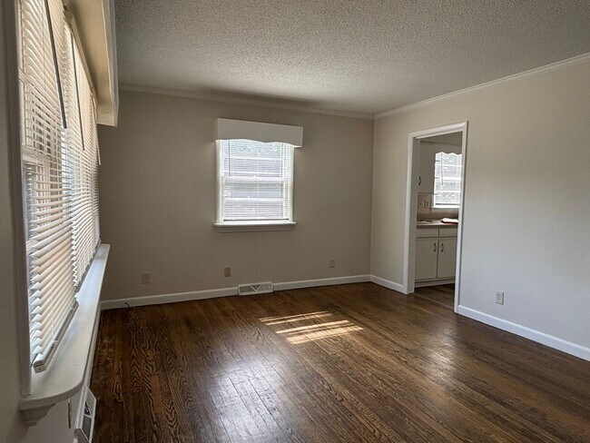 Building Photo - 3 BR with deck conveninent to Four Seasons Mall