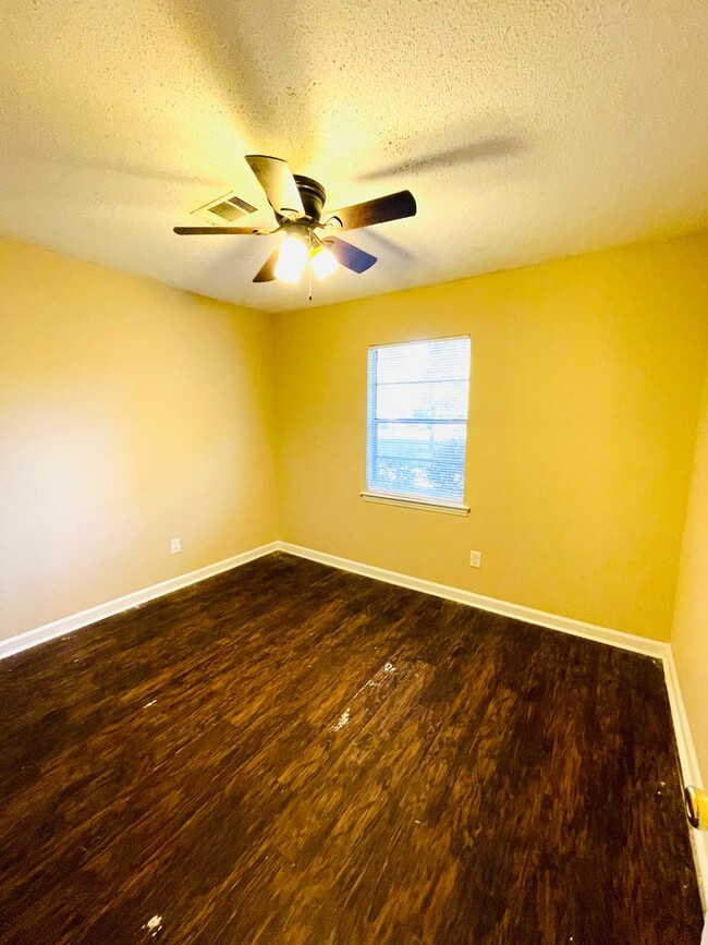 Building Photo - ** 3 Bed 2 Bath located off Wares Ferry ro...