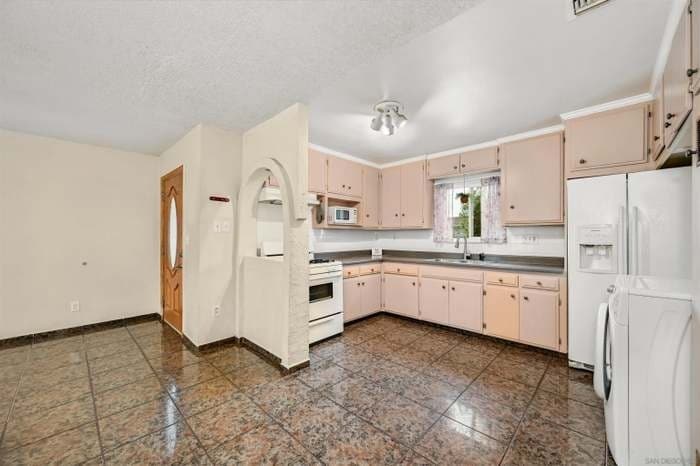 Building Photo - 714 Begonia St