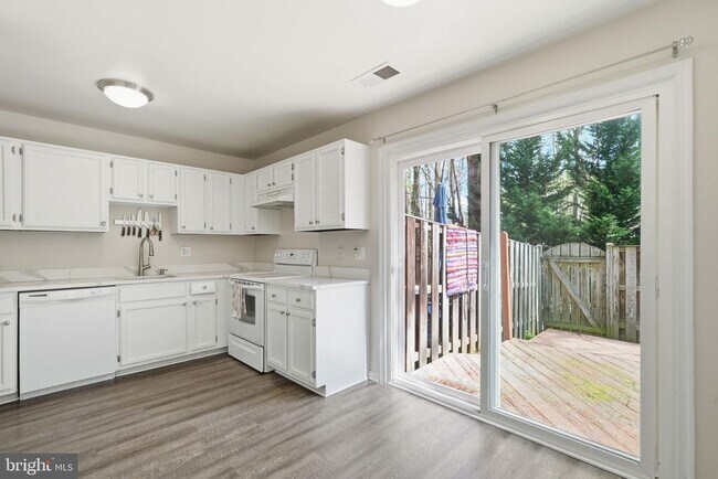 Building Photo - 6032 Old Landing Way