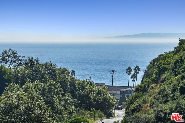 Building Photo - 3843 Rambla Pacifico St