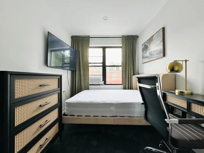 Building Photo - Furnished room/NOT APARTMENT