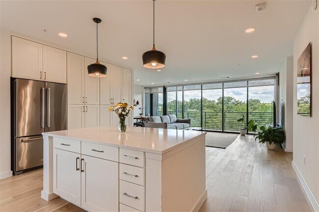 Building Photo - 900 S 1st St