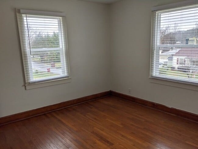 Building Photo - Sweet House with Privacy Fenced Backyard! Walk or Bike to ETSU Medical School & Pharmacy School &...