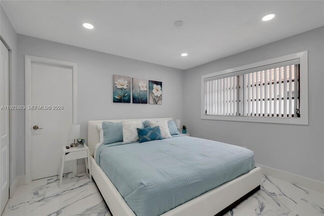 Building Photo - 895 W 39th Pl