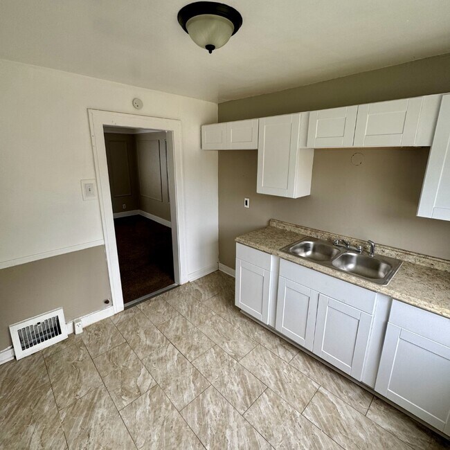 Building Photo - Now Leasing!!! 16730 Woodingham Dr, Detroi...