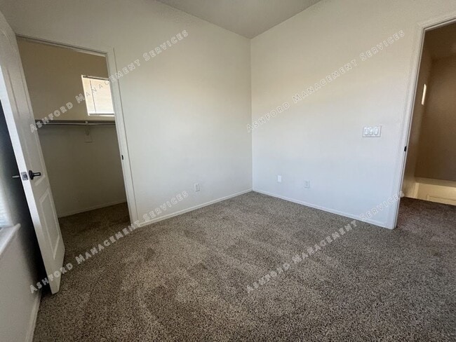 Building Photo - Spacious 3-Bedroom Plus Den in Prime Glendale Location – $900 Off Move-In