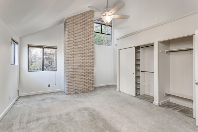 Building Photo - TCU / Medical District Townhome