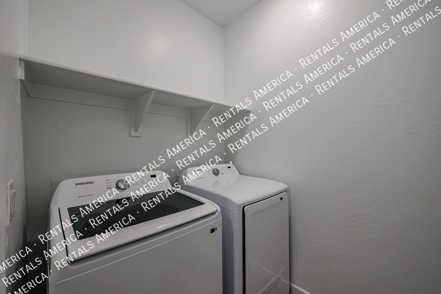 Building Photo - 4077 S Sabrina Dr