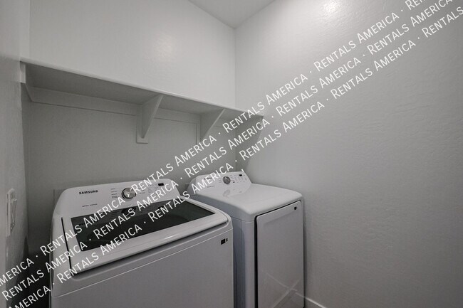 Building Photo - 4077 S Sabrina Dr