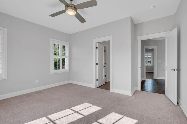 Building Photo - Stunning 5BE/4.5BA in the heart of Green H...