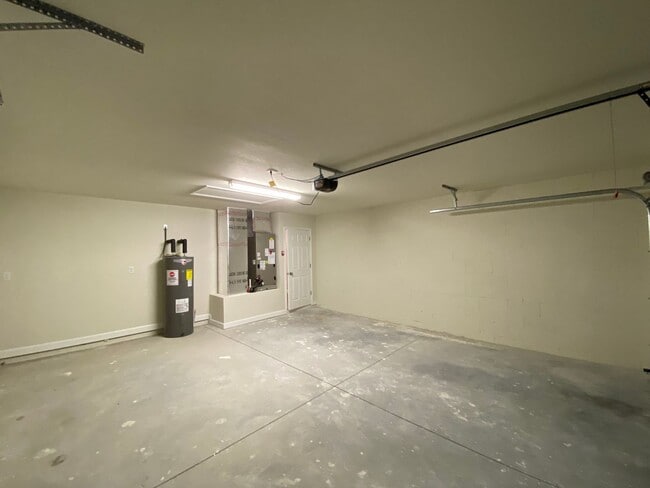 Building Photo - Will NOT be ready to show until. MID OCTOB...