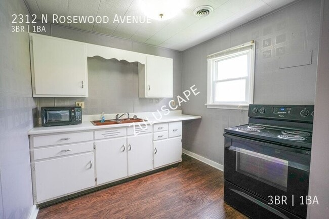 Building Photo - 2312 N Rosewood Ave