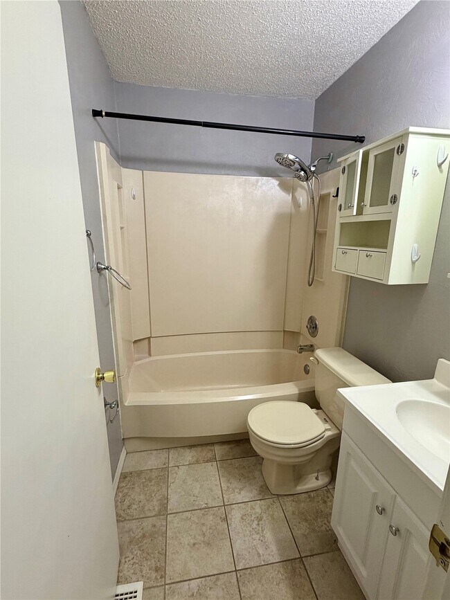 Building Photo - 895 Delray Dr