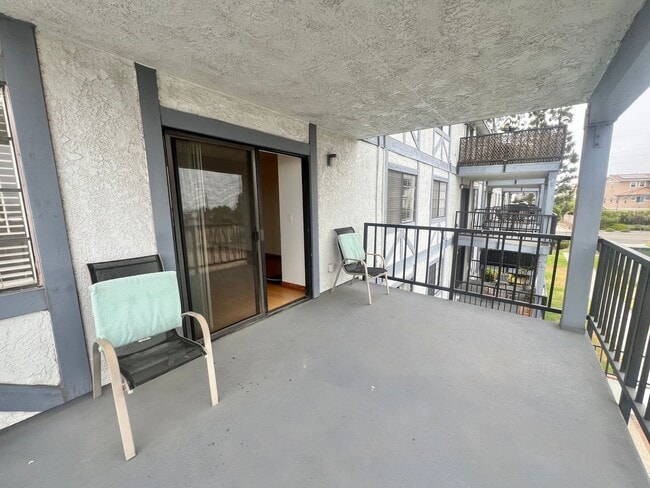 Building Photo - Roomy Signal Hill condo in Hillside Pines ...