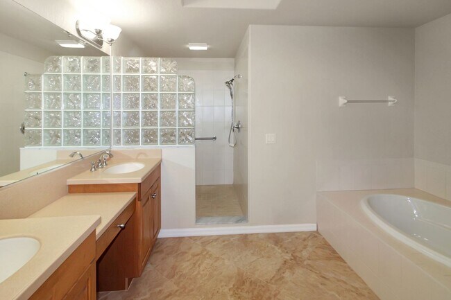 Building Photo - San Lino Annual Condo for Rent