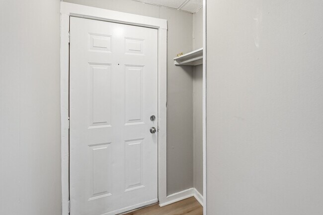 Building Photo - 14 Hacker St