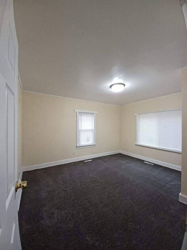 Building Photo - 4 Bedroom House with Fenced in Yard