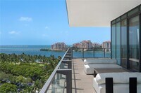 Building Photo - 800 South Pointe Dr