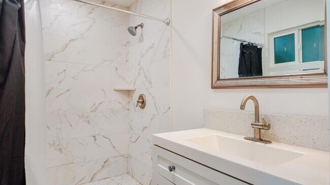 Building Photo - 137 Carnation Ave