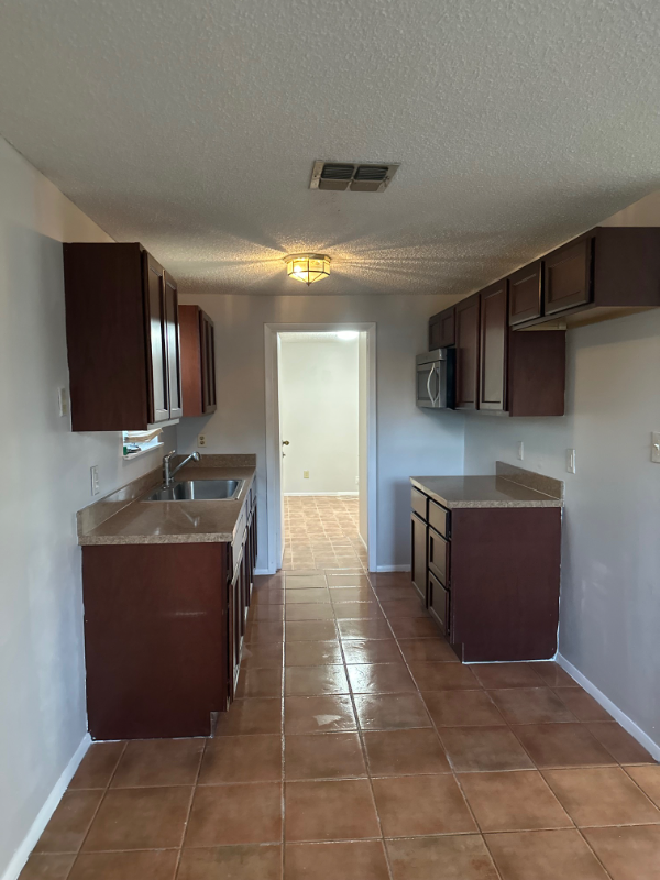 Building Photo - 1431 Raven Dr S