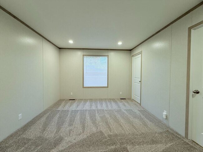 Building Photo - 29680 Jamestown Dr