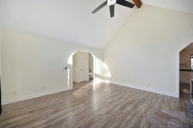 Building Photo - Beautiful 3BR/3BA Home on 1 Acre in Gated ...