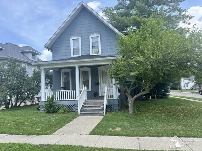 Primary Photo - 402 W 6th St