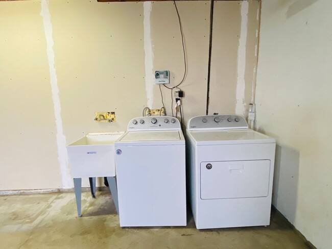 Building Photo - $2,100 Charming 3 Bedroom Home With 2 Livi...