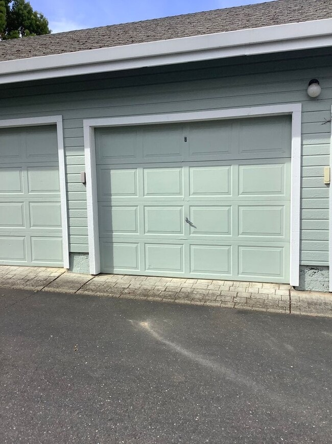 Building Photo - Updated 2 bedroom, 2 1/2 bathroom townhouse in downtown Sebastopol