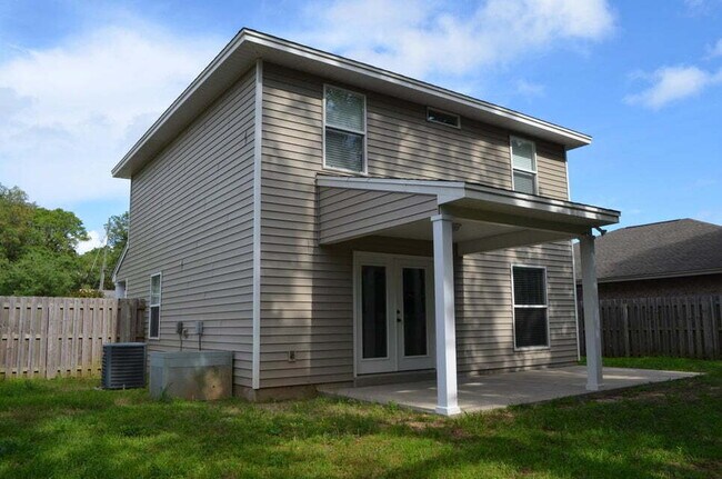 Building Photo - "Charming 3-Bed home with 2.5 Baths in the...