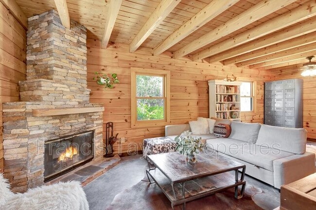 Building Photo - 2689 Daisy Ln