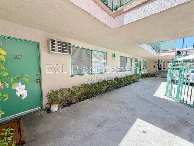 Building Photo - 1555 N Bronson Ave