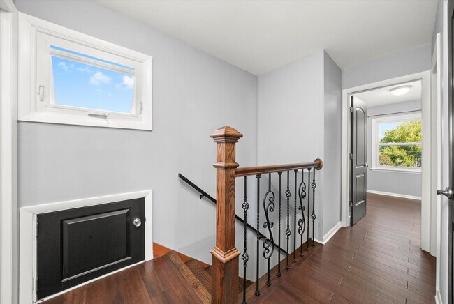 Building Photo - Updated Grayslake Home with Sunroom and Fl...
