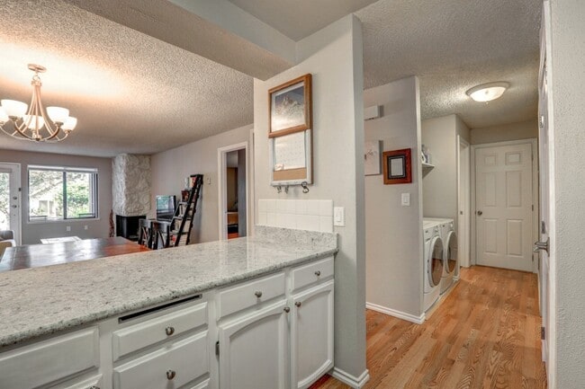 Building Photo - Downtown Redmond, 2 Bed Condo unit