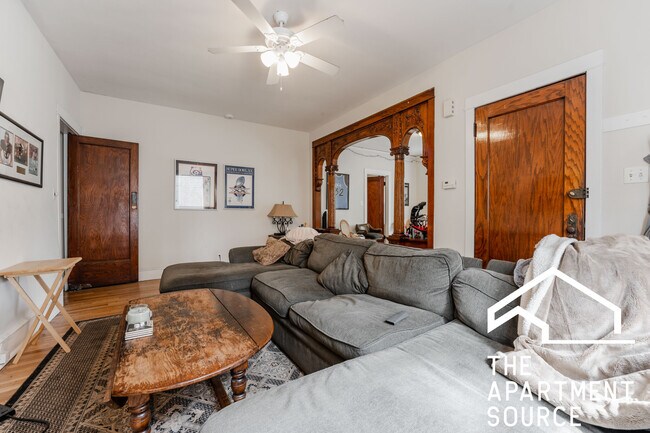 Building Photo - 3010 N Greenview Ave