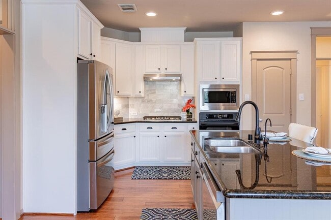 Building Photo - 27 S Mews Wood Ct