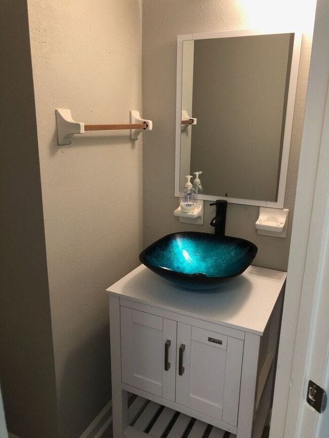 Building Photo - 2bedrooms Available June 2025 in Palms West