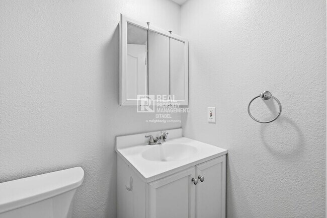 Building Photo - 4560 Jamestowne