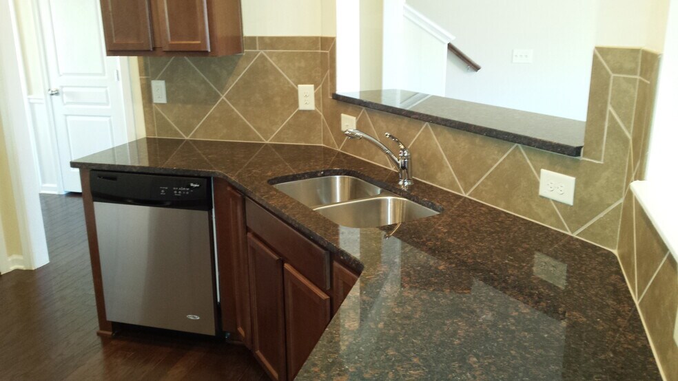 Kitchen - 1080 Township Cir