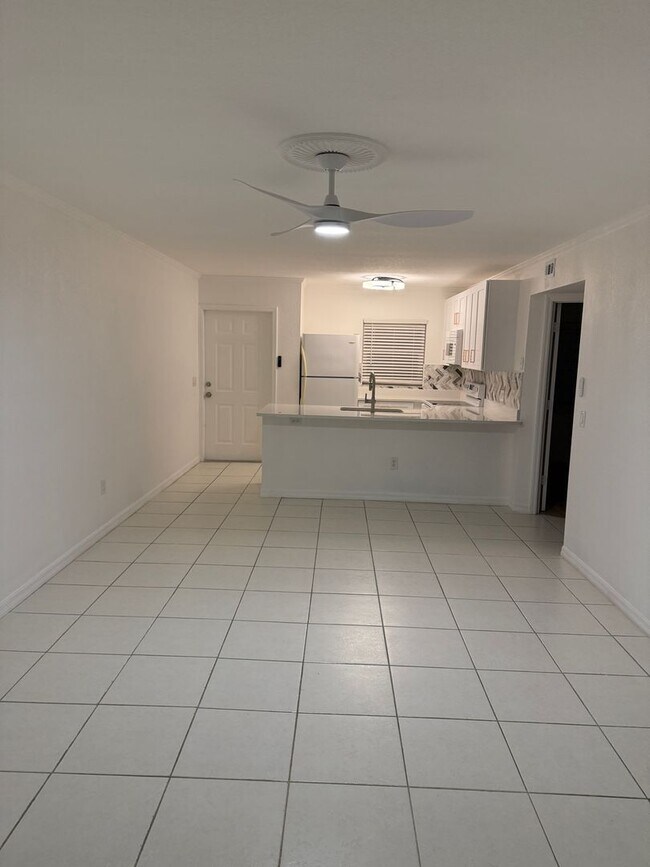 Building Photo - Ground Floor Condo 2/2  - Immediate Availability