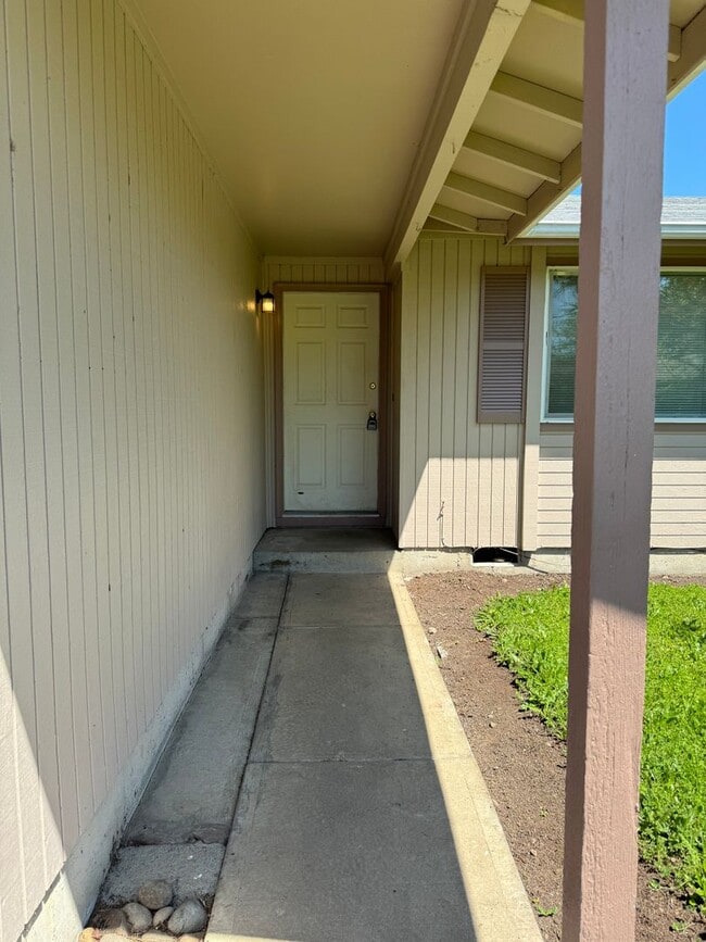 Building Photo - 3 bedroom 2 bath house in a great neighborhood!