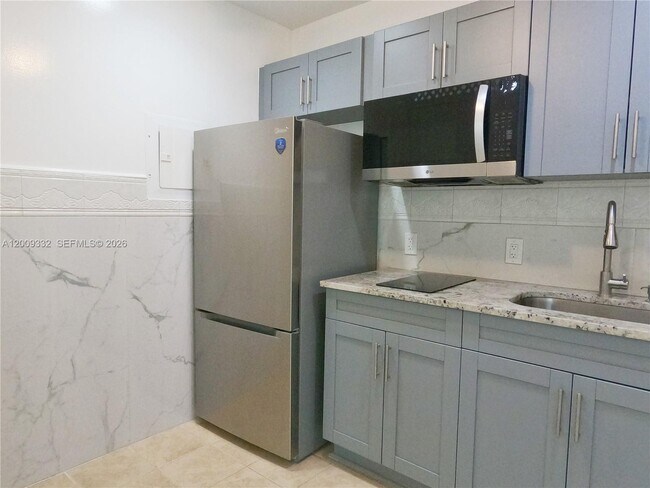 Building Photo - 1021 Mango Dr