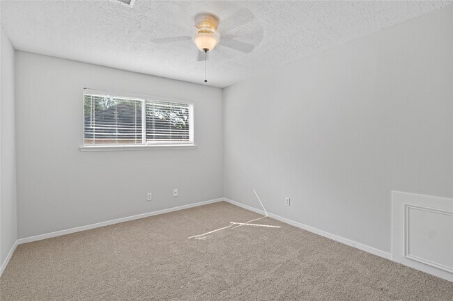 Building Photo - 15414 Willow River Dr