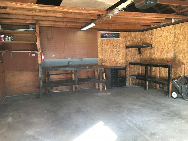 Building Photo - Adorable2 bedroom SE Portland home with 1/2 acre large backyard.