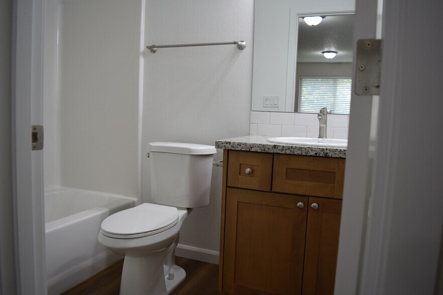 Building Photo - 836 SE Linden Ct