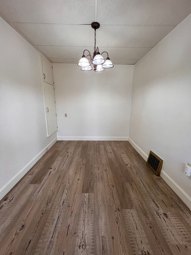 Building Photo - e2607