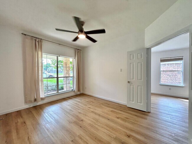 Building Photo - 3/BR 2/BA Bath Home with Fully Equipped Ki...